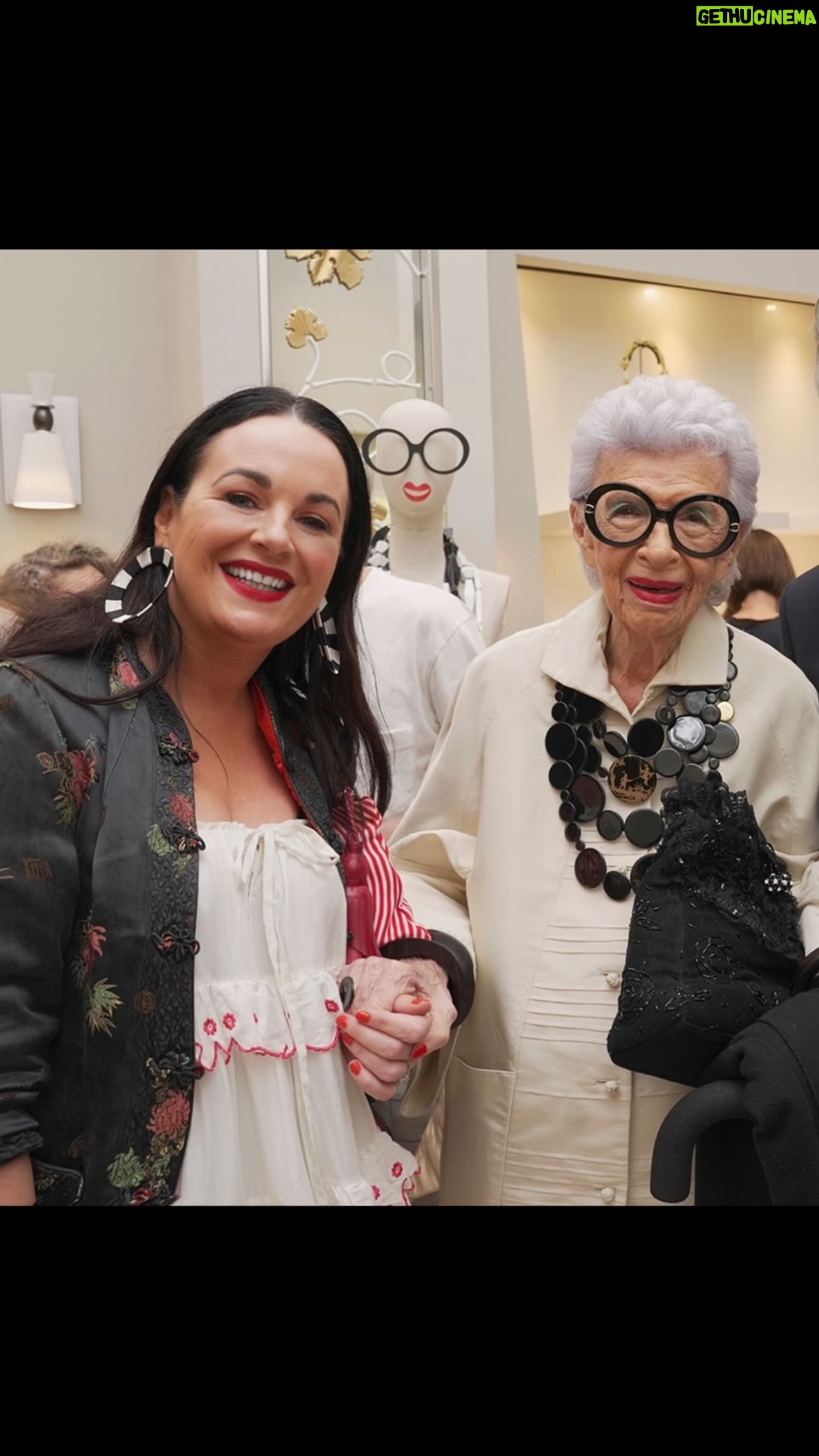 Triona McCarthy - 369 Likes - Iris was a one-off!
We š®šŖ loved her uniqueness & her youthful spirit & I made sure I told her that when I met her in šŗšø
RIP @iris.apfel
Thanks for the memories!
#ripirisapfel #irisapfel #irisapfelinspired