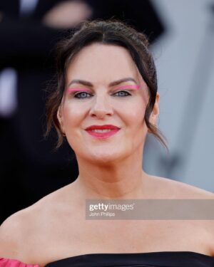 Triona McCarthy Instagram - Grazie mille 💗 @armanibeauty  for getting me #redcarpetready for last nights #ferrarimovie world premiere in Venice 🎥
The pink graphic eye was in homage to the great #lindacantello iconic beauty look from the Giorgio Armani A/W 2018/19 Haute Couture fashion show, where models took to the runway wearing a glowy base (#luminoussilk) with a technicolour pop of pink neon eye makeup.💕
FYI Linda is the inventor of the #smokeyeye & one of my absolute idols 👑 
To see how @armanibeauty MUA @rusznyakgyula recreated this look-take a look at my stories today 👁️

#armanibeauty #armanimakeup

#Venezia80 #Armanibeauty #makeup #skincare #saysi