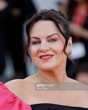 Triona McCarthy Instagram - Grazie mille 💗 @armanibeauty  for getting me #redcarpetready for last nights #ferrarimovie world premiere in Venice 🎥
The pink graphic eye was in homage to the great #lindacantello iconic beauty look from the Giorgio Armani A/W 2018/19 Haute Couture fashion show, where models took to the runway wearing a glowy base (#luminoussilk) with a technicolour pop of pink neon eye makeup.💕
FYI Linda is the inventor of the #smokeyeye & one of my absolute idols 👑 
To see how @armanibeauty MUA @rusznyakgyula recreated this look-take a look at my stories today 👁️

#armanibeauty #armanimakeup

#Venezia80 #Armanibeauty #makeup #skincare #saysi