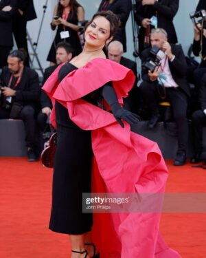 Triona McCarthy Instagram - Grazie mille 💗 @armanibeauty  for getting me #redcarpetready for last nights #ferrarimovie world premiere in Venice 🎥
The pink graphic eye was in homage to the great #lindacantello iconic beauty look from the Giorgio Armani A/W 2018/19 Haute Couture fashion show, where models took to the runway wearing a glowy base (#luminoussilk) with a technicolour pop of pink neon eye makeup.💕
FYI Linda is the inventor of the #smokeyeye & one of my absolute idols 👑 
To see how @armanibeauty MUA @rusznyakgyula recreated this look-take a look at my stories today 👁️

#armanibeauty #armanimakeup

#Venezia80 #Armanibeauty #makeup #skincare #saysi