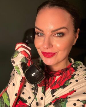 Triona McCarthy Instagram - 📞London Calling 📞
All dolled up for the @richardquinn FW23 show wearing one of his wonderful creations & a face full of @maccosmetics including the NEW #macstudioradianceserumpoweredfoundation which is definitely something to ring home about! ✨
Topped off with #macpowderkissvelvetblur in Ruby New.
Thank you to @biancagmakeup a fellow Munster gal for painting my puss 👩🏻‍🎨
