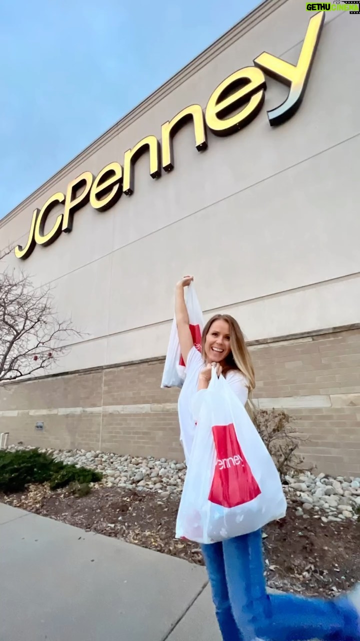Trista Sutter Instagram - To all my On Pace Preppers out there (or anyone else! š), hereās your reminder that @JCPenney has you covered for everything you havenāt already bought for the holidays! Whether itās holiday party hostess gifts, festive attire, stocking stuffers, or even something special for yourself (because letās face it, you deserve it!) head in-store or online to fulfill all those shopping needs and more! I sure didā¦and had so much fun doing it! Happy Holidays! šā¤ļøš
š¼ #JCPPartner