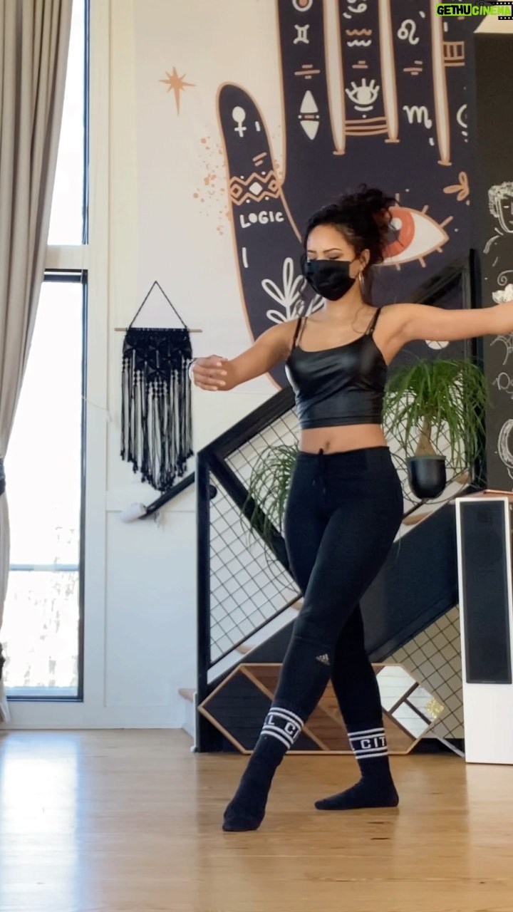 Tristin Mays - 37.9K Likes - Last January I secretly started a new passion. This was my second lesson. Form is all wrong and all the movements still hurt, but I had never felt so beautiful. Thank you to my beyond talented black swan coach, @erica.nicole22 for responding to my psycho DM and training me. You changed my life! 🩰
#Ballet #Dance #DanceStudio #TheDiscoRoom #goforit