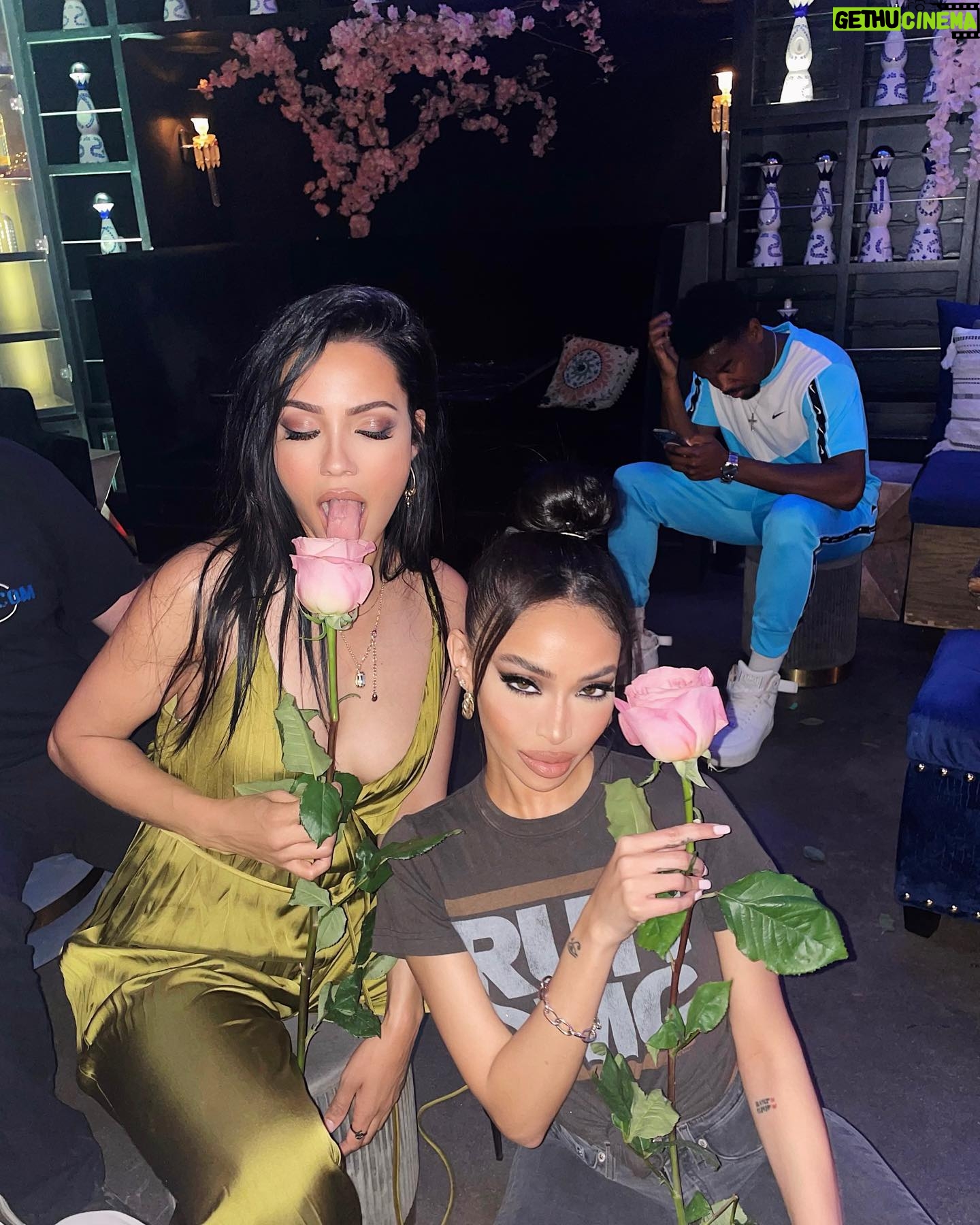 Tristin Mays Instagram - Reunited and it feels so gooood @tristinmays #hibestie 💚