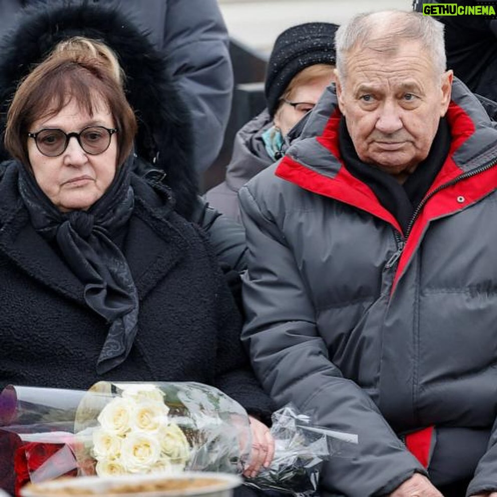 Trudie Styler - 15.7K Likes - Exactly two weeks after his death, Alexei Navalny was laid to rest in Moscow today. Despite the risk of attending, thousands of mourners gathered to pay their respects.
The Russian opposition leader died in the IK-3 penal colony in Kharp, north of the Arctic Circle, where he had been held on politically motivated charges. His punishment a 19-year sentence. Only a few details of his death have been released. Officials say he collapsed after going for a walk. His wife believes he was killed by Vladimir Putin. Navalny who made global headlines when he was poisoned with nerve agent in 2020 encouraged Russians “not to give up” in the event of his death. Tributes have poured in from around the world, recognising his defiance and courage in the face of Russian brutality.
Rest in eternal love and peace, Alexei. You will never be forgotten by so many of us.
We pray for the continued courage and safety for Lyudmila, Anatoly and your family and loved ones.
#AlexeiNavalny