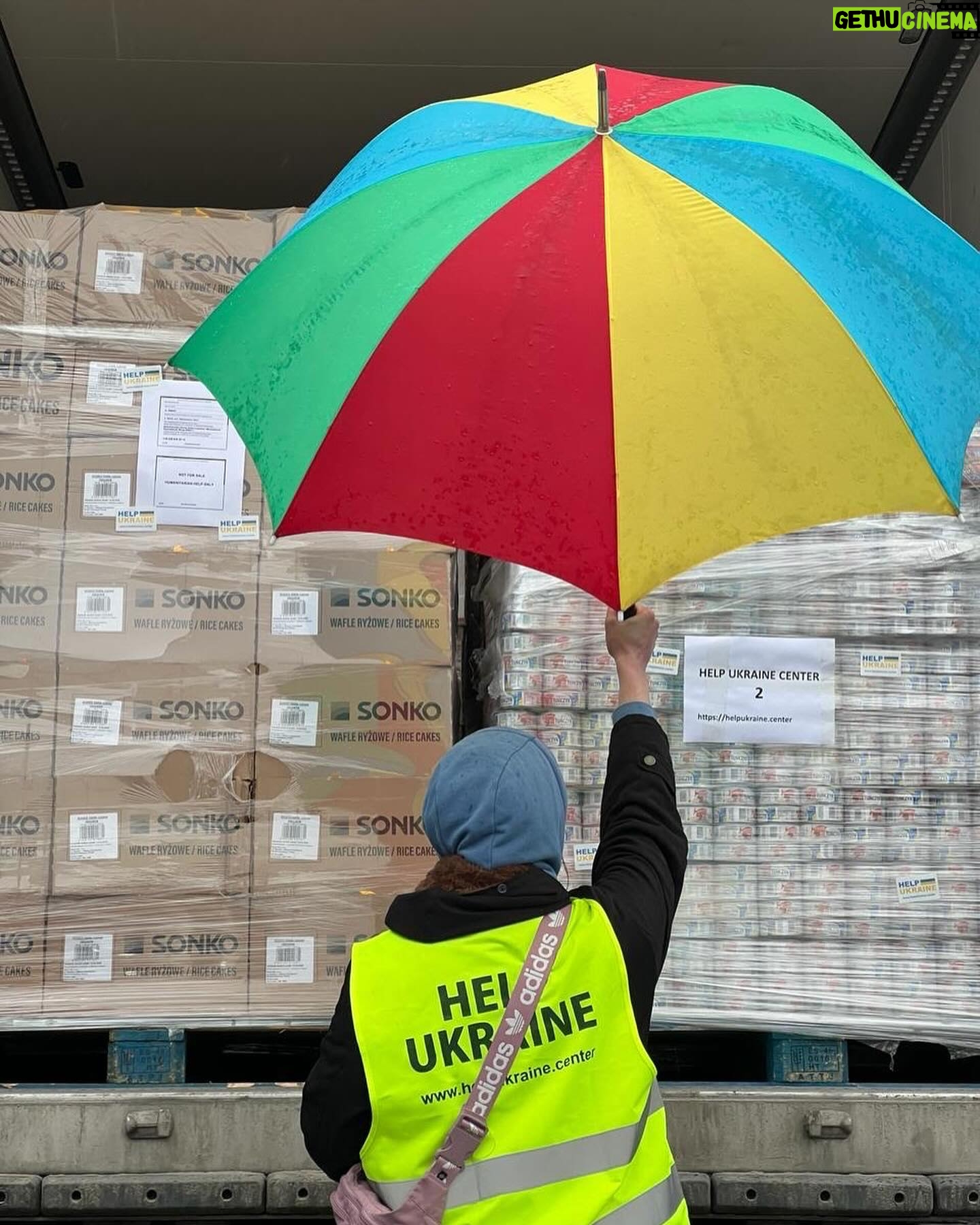 Trudie Styler Instagram - Tons more vital aid making its way into Ukraine today, thanks to our field partners @help_ukraine_center and @spivdiia whose volunteers diligently pack and send humanitarian food parcels and medical supplies direct to the frontline. They tell us the need remains high, particularly in the areas of conflict. Their priorities continue to be dried foods, tinned meats and fruits, medical equipment, power banks and warm clothing. Big thanks to our allies, founders and friends at Help Ukraine Center @stavnitser_andrey @rudnieva_olga @nzhook and for the incredible work they do. @theofficialsting and I remain committed to you. We look forward to bringing you up to date once these supplies have reached their destination in a few days. For further information on how you can support these organisations see the link in the bio. #helpukrainecenter #ukraine πΊπ¦ππ