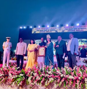 Trupti Mirambika Instagram - Today I feel very proud to receive the award from our Honourable Governor of Odisha Raghubar Das sir 🙏and the member of parliament (Bhubaneswar) Aparajita sarangi mam ❤️🙏Thanku so much to all members of Khordha Mahoschab for inviting me 🙏