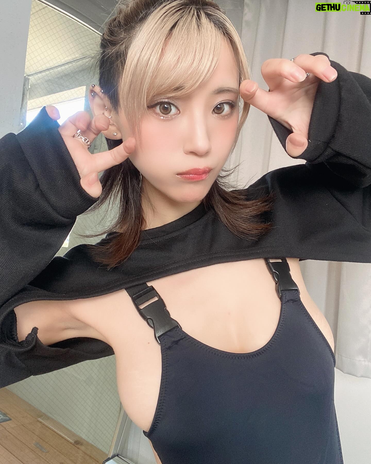 Tsunko - 11.2K Likes - やっぱ黒好きだ