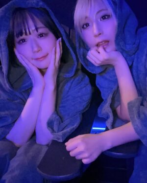 Tsunko Instagram - HUBHUB OKACHIMACHI （ @hubhub_okachimachi ）さんに
行ってきました🧖‍♀️✨

ロウリュのアロマは14種類の中から、
好きな匂いをテイスティングさせていただいて
決めることができます🥺✨
私は1番人気の白樺を選びました♥️

サウナ室は、真ん中に石があって囲む形⚪︎
温度は80度ほどに設定されており、
『喋れるサウナ』になっているらしいです‪♡‬
私もゆーっくりサウナ内ガールズトーク
楽しみました♥️🤭　

ロウリュすることによって、カツンと温度も
上がるのでアッチーのが好きな人も安心ですよ✌️

🚿水風呂は温度低めで、ピーン！と
体が締まりました☘️

外気浴ブースには、
HUBHUBさんオリジナルの
ヒーリングミュージックが流れていて
めちゃくちゃ気持ちよく整えます🐥✨ふわふわ

完備されている、
▶️シャンプー
▶️コンディショナー
▶️ボディソープ
もアロマと同じく『OSMIA』という
フィンランド発のブランドさんの物で
髪も体もとっても良い匂いに🙆‪♡‬

・クレンジング
・化粧水
・乳液
・ヘアオイル
などアメニティも充実♥
手ぶらでもサウナに来れちゃいますよ☘️

#サウナ #サ活 #サウナ女子