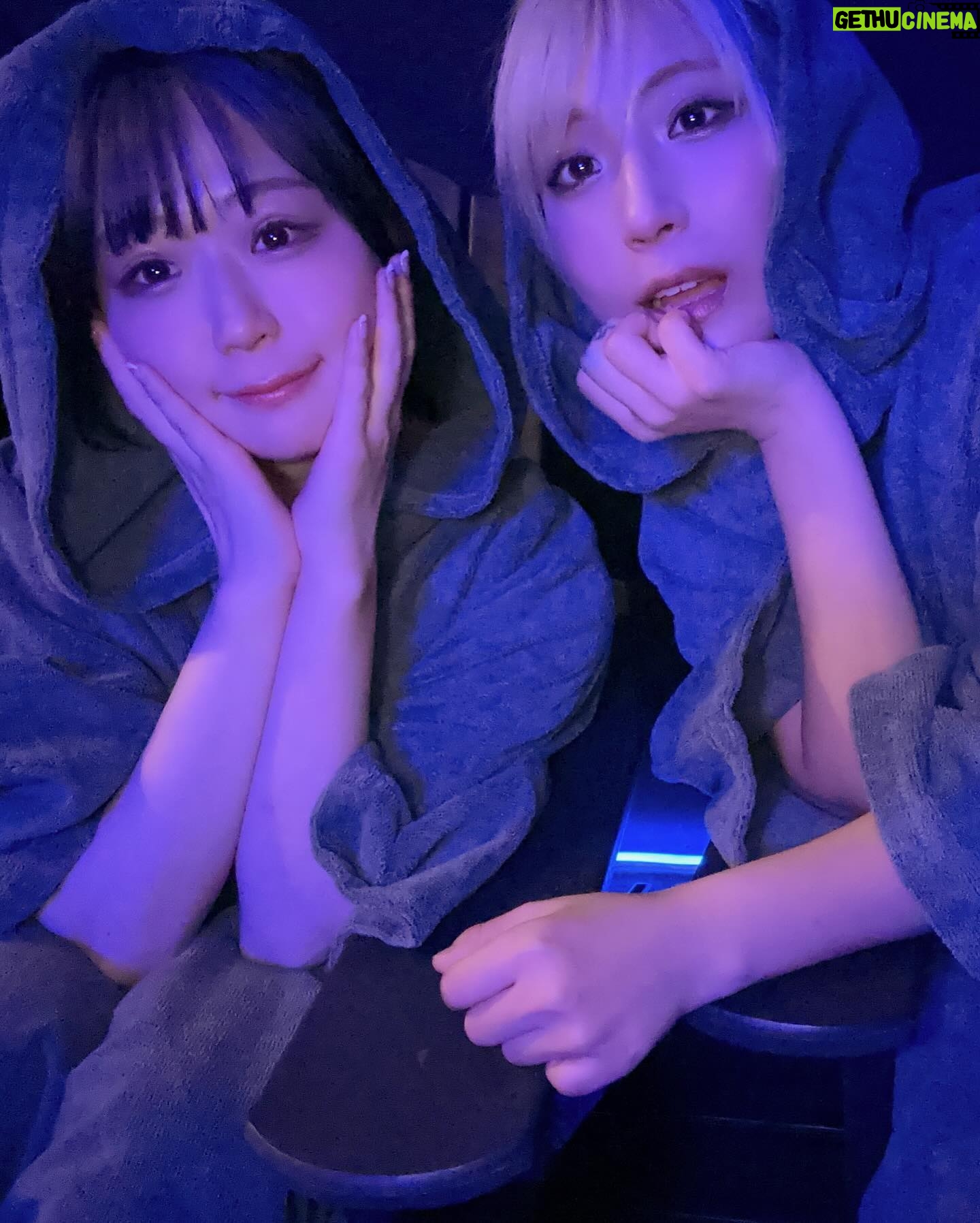 Tsunko - 10.1K Likes - HUBHUB OKACHIMACHI ( @hubhub_okachimachi )さんに
行ってきました🧖♀️✨
ロウリュのアロマは14種類の中から、
好きな匂いをテイスティングさせていただいて
決めることができます🥺✨
私は1番人気の白樺を選びました♥️
サウナ室は、真ん中に石があって囲む形⚪︎
温度は80度ほどに設定されており、
『喋れるサウナ』になっているらしいです♡
私もゆーっくりサウナ内ガールズトーク
楽しみました♥️🤭
ロウリュすることによって、カツンと温度も
上がるのでアッチーのが好きな人も安心ですよ✌️
🚿水風呂は温度低めで、ピーン!と
体が締まりました☘️
外気浴ブースには、
HUBHUBさんオリジナルの
ヒーリングミュージックが流れていて
めちゃくちゃ気持ちよく整えます🐥✨ふわふわ
完備されている、
▶️シャンプー
▶️コンディショナー
▶️ボディソープ
もアロマと同じく『OSMIA』という
フィンランド発のブランドさんの物で
髪も体もとっても良い匂いに🙆♡
・クレンジング
・化粧水
・乳液
・ヘアオイル
などアメニティも充実♥
手ぶらでもサウナに来れちゃいますよ☘️
#サウナ #サ活 #サウナ女子