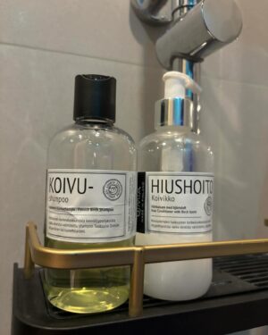 Tsunko Instagram - HUBHUB OKACHIMACHI （ @hubhub_okachimachi ）さんに
行ってきました🧖‍♀️✨

ロウリュのアロマは14種類の中から、
好きな匂いをテイスティングさせていただいて
決めることができます🥺✨
私は1番人気の白樺を選びました♥️

サウナ室は、真ん中に石があって囲む形⚪︎
温度は80度ほどに設定されており、
『喋れるサウナ』になっているらしいです‪♡‬
私もゆーっくりサウナ内ガールズトーク
楽しみました♥️🤭　

ロウリュすることによって、カツンと温度も
上がるのでアッチーのが好きな人も安心ですよ✌️

🚿水風呂は温度低めで、ピーン！と
体が締まりました☘️

外気浴ブースには、
HUBHUBさんオリジナルの
ヒーリングミュージックが流れていて
めちゃくちゃ気持ちよく整えます🐥✨ふわふわ

完備されている、
▶️シャンプー
▶️コンディショナー
▶️ボディソープ
もアロマと同じく『OSMIA』という
フィンランド発のブランドさんの物で
髪も体もとっても良い匂いに🙆‪♡‬

・クレンジング
・化粧水
・乳液
・ヘアオイル
などアメニティも充実♥
手ぶらでもサウナに来れちゃいますよ☘️

#サウナ #サ活 #サウナ女子