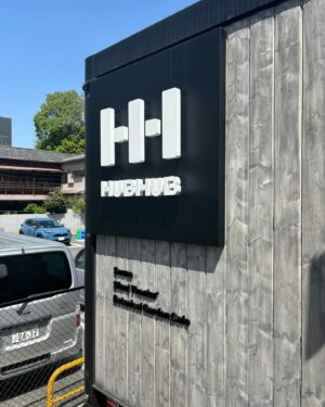 Tsunko Instagram - HUBHUB 下北沢店に（ @hubhub_shimokita ）行ってきました🖤

今回私はB棟をお借りしました✨
なんと、サウナ室は2室ありそれぞれ違うアロマのロウリュができるという贅沢仕様‪💗

サウナ室▶️ ブオリ （vuori） 山

ふぁっと広がる燻製の香りがたまらない....！
スモーク系の香りのサウナは初めての体験🔥
大人で落ち着いた気持ちに‪♡‬

サウナ室▶️ カスヴィ （kasvi）

友達と向かい合って話せるから
ついつい少し長く話しちゃうサウナ室🧖‍♀️
こちらのサウナ室内には急須が置いてあります💐
中にはハーブボールが入っていて、ロウリュと合わせて
深いハーブの香りに包まれます〜♥

それぞれサウナ室はロウリュで温度調節もできます☀️

🚿水風呂は広くて全身スッポリ入っちゃいます、
温度もガッツリ低くてカツーンと体が締まりました♥️

そして、最後は超広くて開放的な整いスペース！
私が行った日は天気も良く、少し風があって
最高の整い日和☀️！！
椅子も何種類か用意があるので、好きなようにくつろげます♥️✨

アメニティも完備されているので
手ぶらでふらーとサウナできちゃいます♥️

#サウナ女子 #サ活　#サウナ