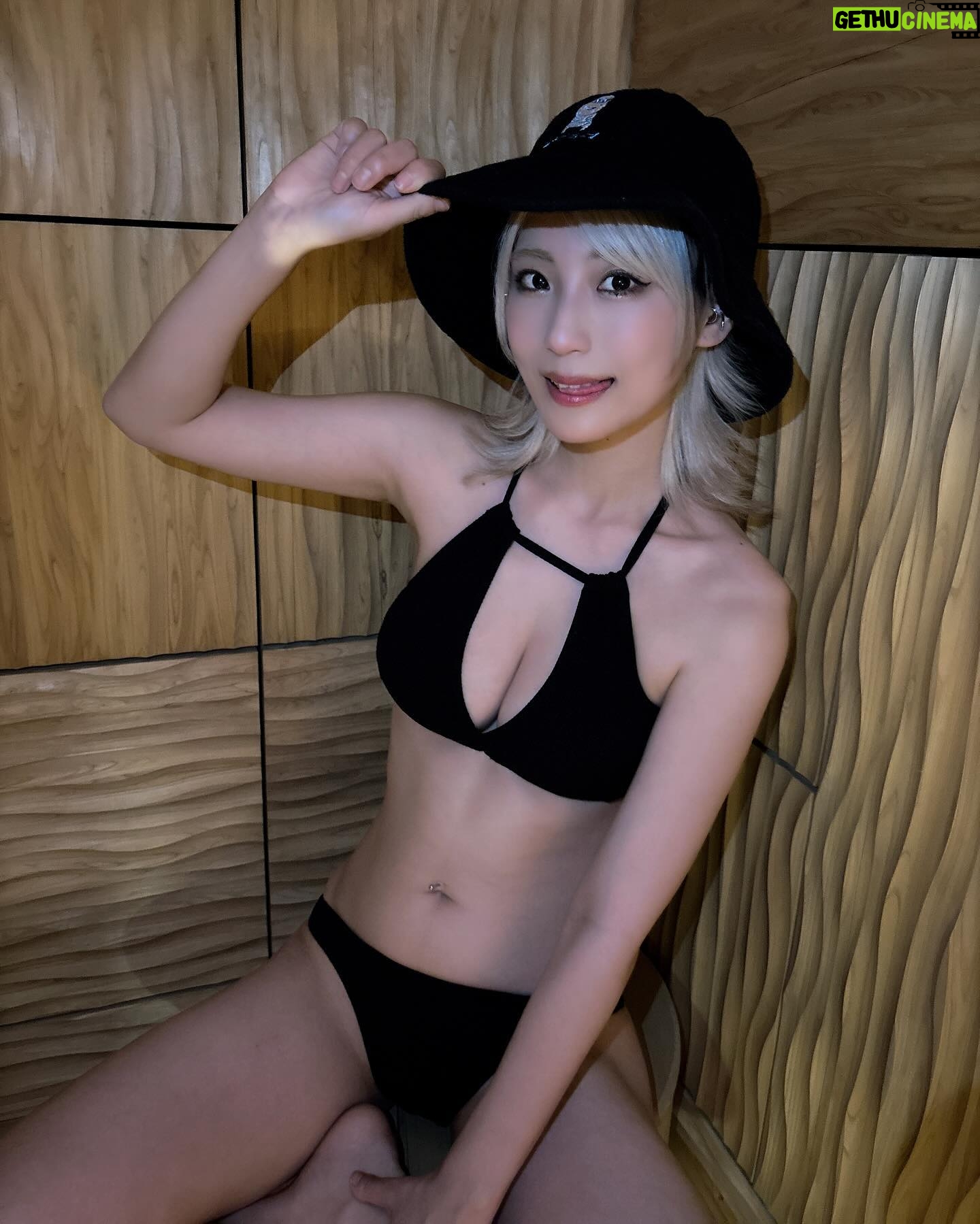 Tsunko - 10.1K Likes - HUBHUB OKACHIMACHI ( @hubhub_okachimachi )さんに
行ってきました🧖♀️✨
ロウリュのアロマは14種類の中から、
好きな匂いをテイスティングさせていただいて
決めることができます🥺✨
私は1番人気の白樺を選びました♥️
サウナ室は、真ん中に石があって囲む形⚪︎
温度は80度ほどに設定されており、
『喋れるサウナ』になっているらしいです♡
私もゆーっくりサウナ内ガールズトーク
楽しみました♥️🤭
ロウリュすることによって、カツンと温度も
上がるのでアッチーのが好きな人も安心ですよ✌️
🚿水風呂は温度低めで、ピーン!と
体が締まりました☘️
外気浴ブースには、
HUBHUBさんオリジナルの
ヒーリングミュージックが流れていて
めちゃくちゃ気持ちよく整えます🐥✨ふわふわ
完備されている、
▶️シャンプー
▶️コンディショナー
▶️ボディソープ
もアロマと同じく『OSMIA』という
フィンランド発のブランドさんの物で
髪も体もとっても良い匂いに🙆♡
・クレンジング
・化粧水
・乳液
・ヘアオイル
などアメニティも充実♥
手ぶらでもサウナに来れちゃいますよ☘️
#サウナ #サ活 #サウナ女子
