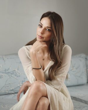 Tuğçe Karabacak Instagram - Tam ananemizin yemek salonundaki büfesinin üstüne yerleştirdiği fotoğraf değil mi bu? Torunu🌸