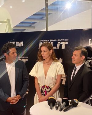Tuğçe Karabacak Instagram - Dün akşamdan… Filmimiz Kilit 27 Ağustos’da sizlerle buluşuyor🎈Başta yönetmenimiz Adil Oğuz Valizade ve @darktownpictures olmak üzere tüm ekibe, bu özel gecemin bu güzel elbisesinin sahibi canım @zeyneperdoganofficial ‘a, harika ayakkabılarım ve takılarımın sebebi @davetcokelbisemyok ‘a, ve yine her özel gecemde beni parlatan @makasofficial ekibine çok teşekkür ederim♥️