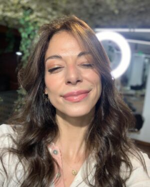 Tuğçe Karabacak Instagram - Buraya saçlarıyla mutlu bir Tuğçe bırakıyorum  @makasnisantasi ♥️🫶🏼