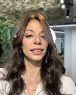 Tuğçe Karabacak Instagram - Buraya saçlarıyla mutlu bir Tuğçe bırakıyorum  @makasnisantasi ♥️🫶🏼