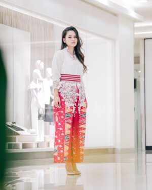 Twinda Rarasati Instagram - Dalam konsep “anak ilang di mall” but make it aesthetic.

—
Obi   batik pants: @lurikakik