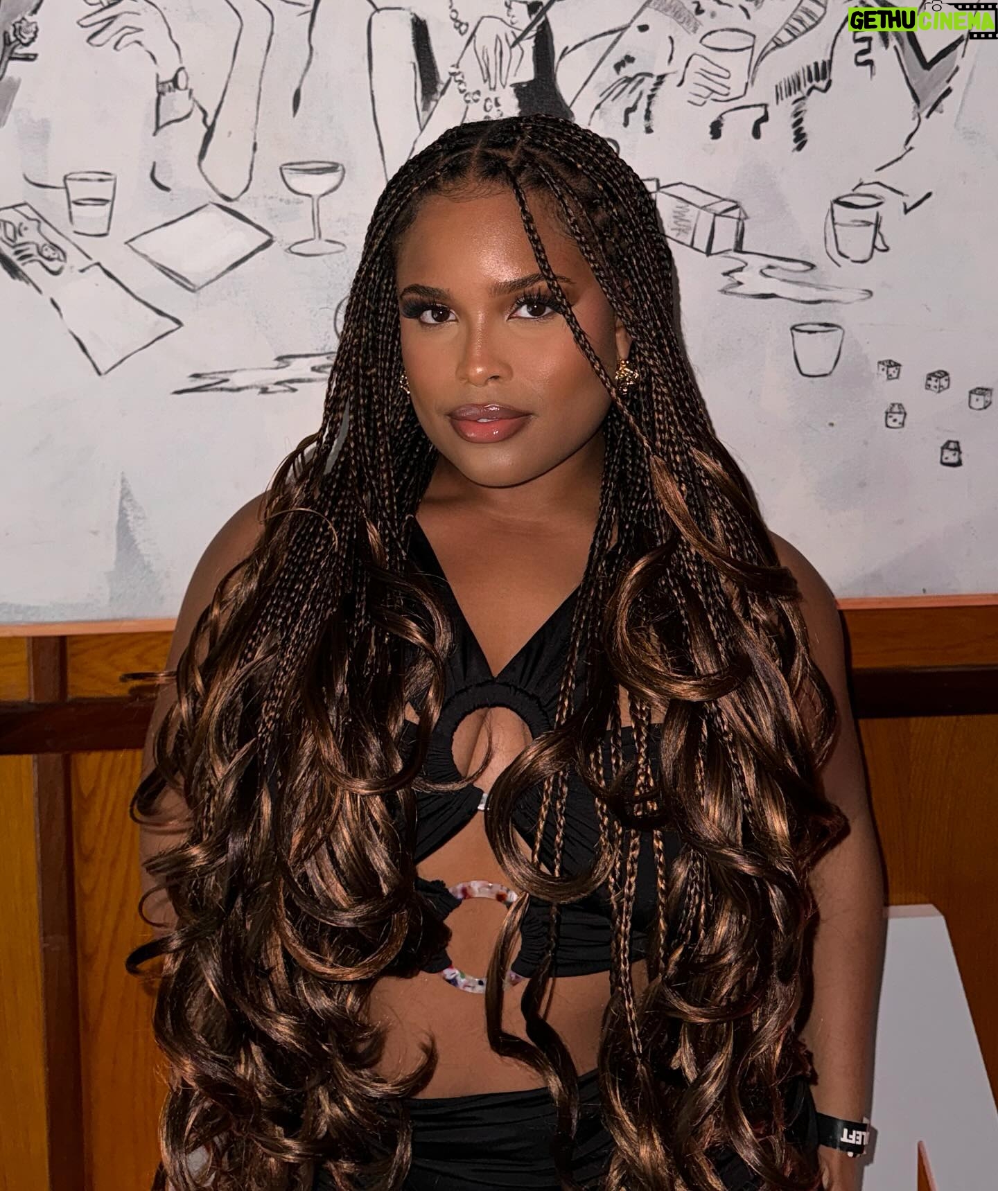 Tyla Gomez - 1.8K Likes - just for fun 🫶🏽// @secondleft_ launch party
new hair, who dis