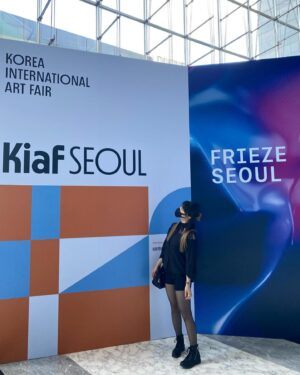 Tymee Instagram - Kiaf x FRIEZE Seoul, Kiaf  

미술 작품에 관심 갖게되고나서 아트페어는 첫방문! 

눈호강, 감성충전, 열정충전   탈진  ㅠㅠ 4시간을 걸으며 봤는데도 못 본 작품이 너무 많다... 

한 작품씩 푹 빠져서 보고싶었지만 너무 복잡하고 거대한 마켓이라서, 작가님들 개인전이 열리면 그때 찾아가봐야겠다. ☺️ 
다리에 감각은 없지만 행복했다아❤️

#키아프2022 #키아프서울 #김슬기 #김지희 #안희진 #잭슨심 #이상원 #무라카미다카시 #낸시랭 #권하나 #콰야
