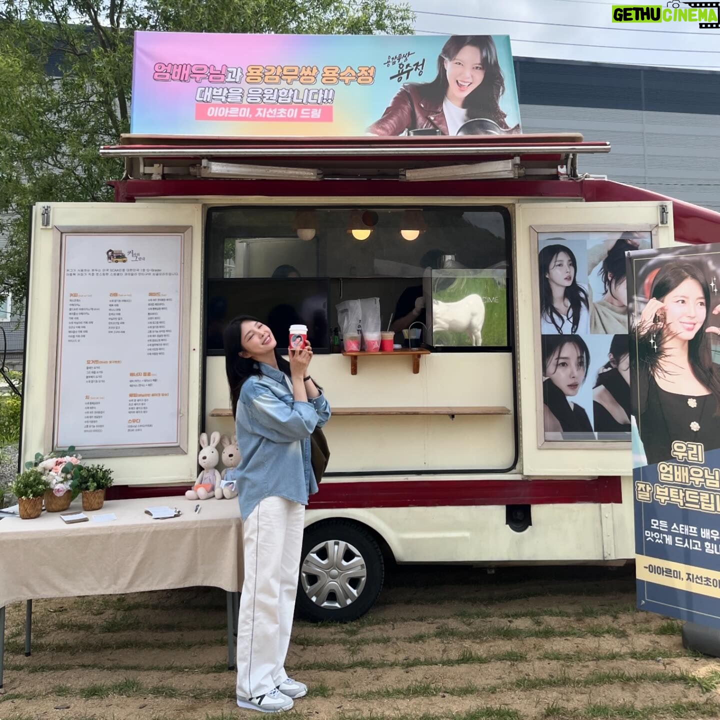 Uhm Hyun-kyung Instagram - 헤어 메이크업 스텝일 때 만나 어느덧 선생님이 된 나의 아르미와 지선초이 고마워 ! 스릉한다😍