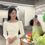 Uhm Hyun-kyung Instagram - MBC연기대상 시상하러 다녀왔어요! 벌써 1년이 지났다니 시간이 참 빠르네요 🐰 아듀 2022 🤟🏻
