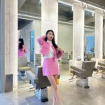 Uhm Hyun-kyung Instagram - 너무 오랜만이죠? 겨울잠이란..⭐️ 저는 잘 지내고 있어요! 1년이 이렇게 지나가네요! 2023년에는 올해 보다 더 행복한 일만 가득하길 우리 모두 기도해요😊(나 핑크 많이 좋아하네🫢🎀)
