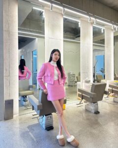 Uhm Hyun-kyung Instagram - 너무 오랜만이죠? 겨울잠이란..⭐️ 저는 잘 지내고 있어요! 1년이 이렇게 지나가네요! 2023년에는 올해 보다 더 행복한 일만 가득하길 우리 모두 기도해요😊(나 핑크 많이 좋아하네🫢🎀)
