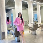 Uhm Hyun-kyung Instagram - 너무 오랜만이죠? 겨울잠이란..⭐️ 저는 잘 지내고 있어요! 1년이 이렇게 지나가네요! 2023년에는 올해 보다 더 행복한 일만 가득하길 우리 모두 기도해요😊(나 핑크 많이 좋아하네🫢🎀)