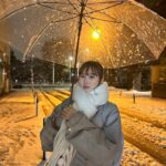 Ui Mihara Instagram - 頭とかに雪つけて撮りたかったけど寒いし濡れるからよゆーで傘さしたよ 寒かったね 地元本当に雪降らないからとてもテンション上がりました