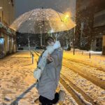 Ui Mihara Instagram - 頭とかに雪つけて撮りたかったけど寒いし濡れるからよゆーで傘さしたよ 寒かったね 地元本当に雪降らないからとてもテンション上がりました