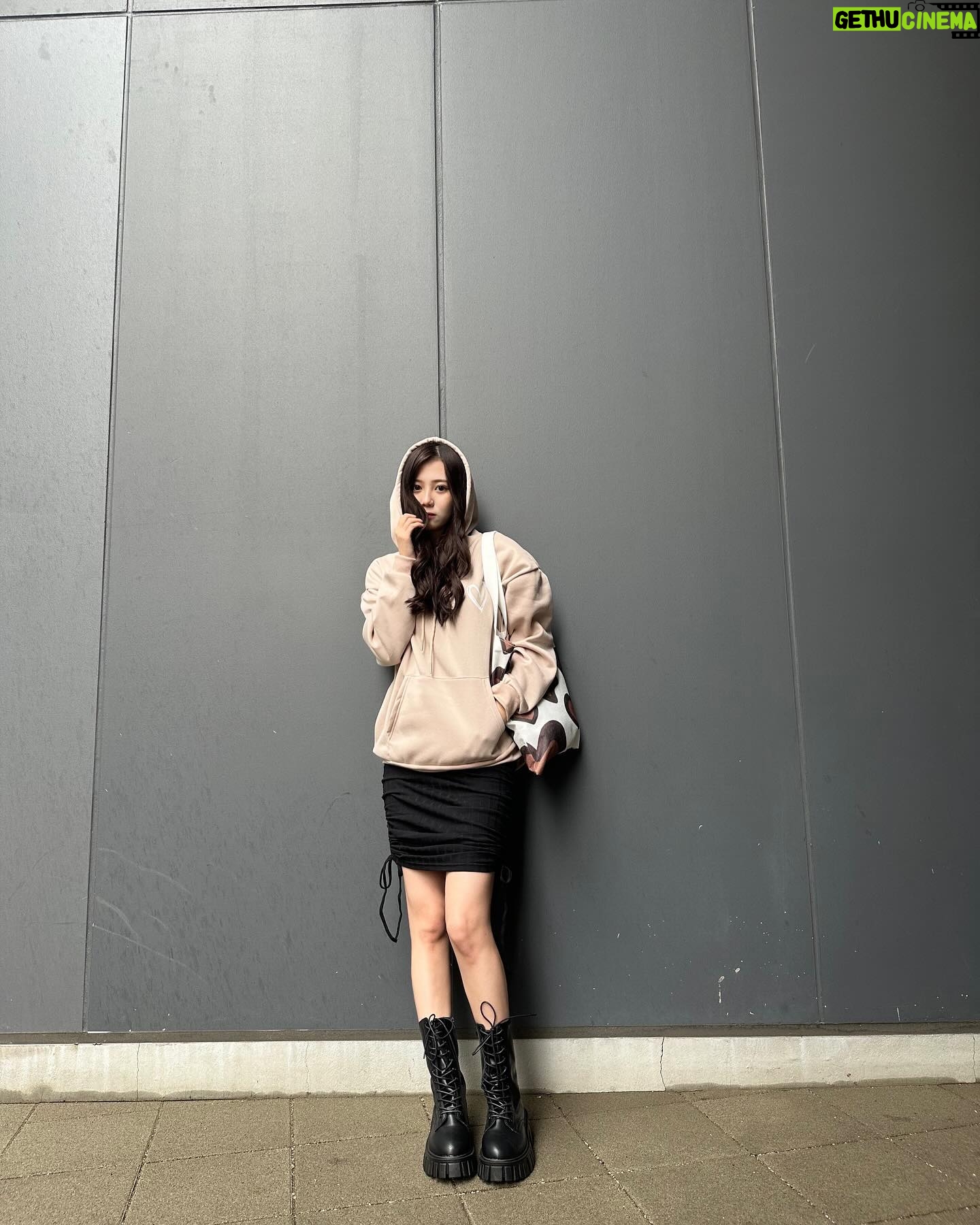 Ui Mihara Instagram - SHEINでコーデ組んだのだ バレンタインコーデなのだ どっちとデート行きたいのだ?? トップス:11657231 ボトムス:14187253 靴:1957798 トップス:11495346 ワンピース:1981110 靴:3267671 バッグ:11745175 クーポンコード:LOVES7333 お買い上げ金額1~5,999円まではセール価格より15%OFF、6,000円以上は20%OFFが適用されるよ 利用期限:3月31日まで 大切な人へ、大切な愛を贈ろう #SHEIN #SHEINBoldlyLove #SHEINforAll #loveshein #saveinstyle #PR @shein_japan