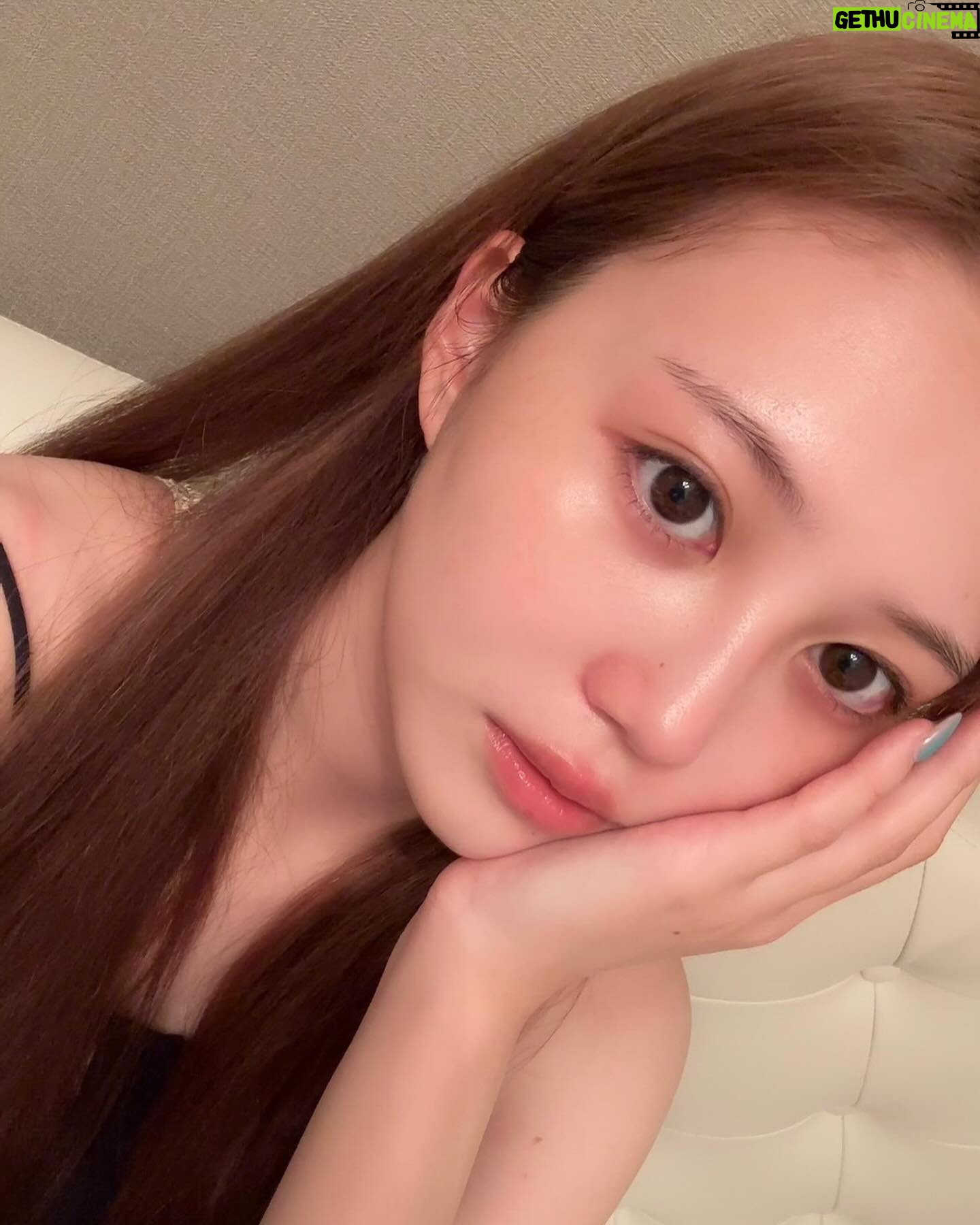 Ui Mihara Instagram - 薬用ルルルンの美白アクネをご提供頂いたので使ってみました♡ 薬用ルルルンっていうものがある事を初めて知ったんだけど、化粧水の代わりに使う化粧水フェイスマスクらしい( Ꙭ)! いつもの化粧水を浸透させてる時間に、このフェイスマスクを貼っておくだけだから 他のことが出来て時間が有効的に使える✨ 抗炎症有効成分が入っていて肌荒れをケアしてくれるみたい〜 今年の夏は結構外に出る事が多くて、美白ケアに悩んでたから嬉しい!! 乾燥の季節になってきたからお肌の調子が悪いなと思ってる方はいますぐ保湿! 気になる方は是非使ってみてね〜🫶🏻 #PR #ルルルン #薬用ルルルン #シートマスク #貼るフェイスサプリ #美白 @lululun_jp
