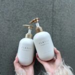 Ui Mihara Instagram - クチコミでサラサラになるしいい匂い評価が高いCLAYGEのシャンプー使ってみた🫶🏻 最近リニューアルしたみたいでボトルが可愛い😖🤍 マットな質感にゴールドがシンプルなのに高級感あるよね✊🏻 フローラル&ムスクの香りがめっちゃ清楚で安心するいい香りだだから、１日の疲れを癒してくれる🫧 クレイ配合でしっかり汚れも落としながら髪もさらツヤにしてくれるから、バスタイムが楽しみになったよ🫶 気になった方はLOFTとかに置いてるので探してみてください！ #PR #CLAYGE #New_CLAYGE #クレージュ #実感型スパ #ヘアケア #シャンプー