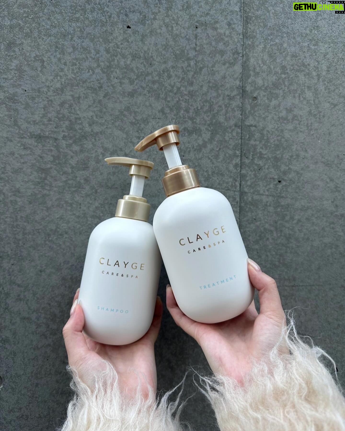 Ui Mihara Instagram - クチコミでサラサラになるしいい匂い評価が高いCLAYGEのシャンプー使ってみた🫶🏻 最近リニューアルしたみたいでボトルが可愛い😖🤍 マットな質感にゴールドがシンプルなのに高級感あるよね✊🏻 フローラル&ムスクの香りがめっちゃ清楚で安心するいい香りだだから、1日の疲れを癒してくれる🫧 クレイ配合でしっかり汚れも落としながら髪もさらツヤにしてくれるから、バスタイムが楽しみになったよ🫶 気になった方はLOFTとかに置いてるので探してみてください! #PR #CLAYGE #New_CLAYGE #クレージュ #実感型スパ #ヘアケア #シャンプー