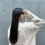 Ui Mihara Instagram - クチコミでサラサラになるしいい匂い評価が高いCLAYGEのシャンプー使ってみた🫶🏻 最近リニューアルしたみたいでボトルが可愛い😖🤍 マットな質感にゴールドがシンプルなのに高級感あるよね✊🏻 フローラル&ムスクの香りがめっちゃ清楚で安心するいい香りだだから、１日の疲れを癒してくれる🫧 クレイ配合でしっかり汚れも落としながら髪もさらツヤにしてくれるから、バスタイムが楽しみになったよ🫶 気になった方はLOFTとかに置いてるので探してみてください！ #PR #CLAYGE #New_CLAYGE #クレージュ #実感型スパ #ヘアケア #シャンプー