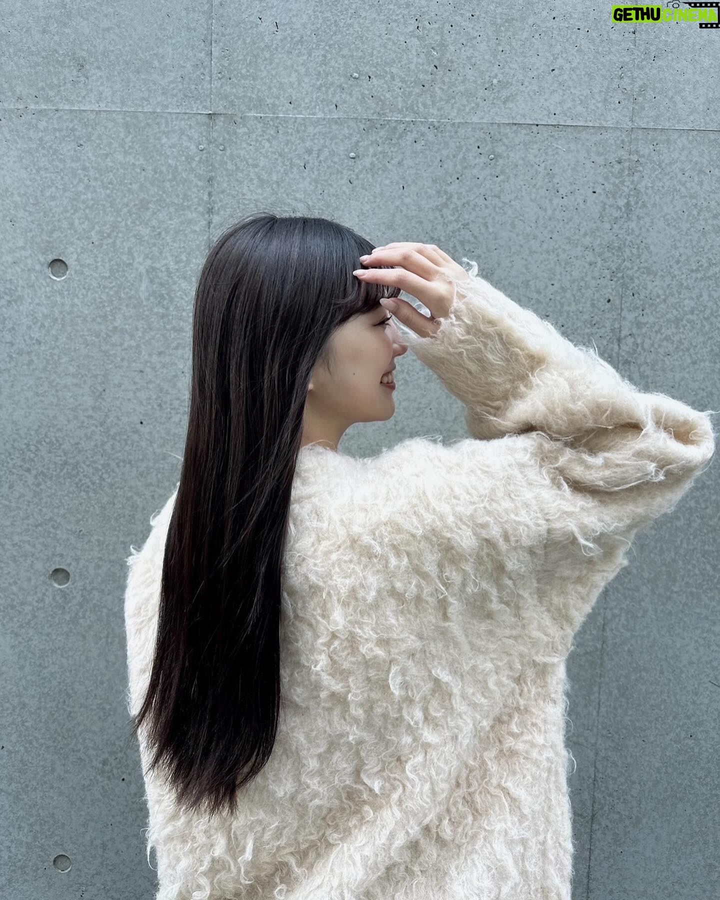 Ui Mihara Instagram - クチコミでサラサラになるしいい匂い評価が高いCLAYGEのシャンプー使ってみた🫶🏻 最近リニューアルしたみたいでボトルが可愛い😖🤍 マットな質感にゴールドがシンプルなのに高級感あるよね✊🏻 フローラル&ムスクの香りがめっちゃ清楚で安心するいい香りだだから、1日の疲れを癒してくれる🫧 クレイ配合でしっかり汚れも落としながら髪もさらツヤにしてくれるから、バスタイムが楽しみになったよ🫶 気になった方はLOFTとかに置いてるので探してみてください! #PR #CLAYGE #New_CLAYGE #クレージュ #実感型スパ #ヘアケア #シャンプー