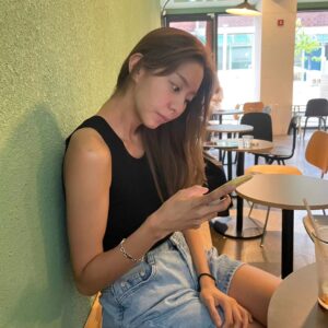 Uie Instagram - 커피 한 잔 할래요?😎