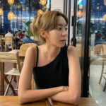 Uie Instagram - . 사진찍을때 어색하면 폰을 보는 나😄 폰안보는 사진 모음❤️