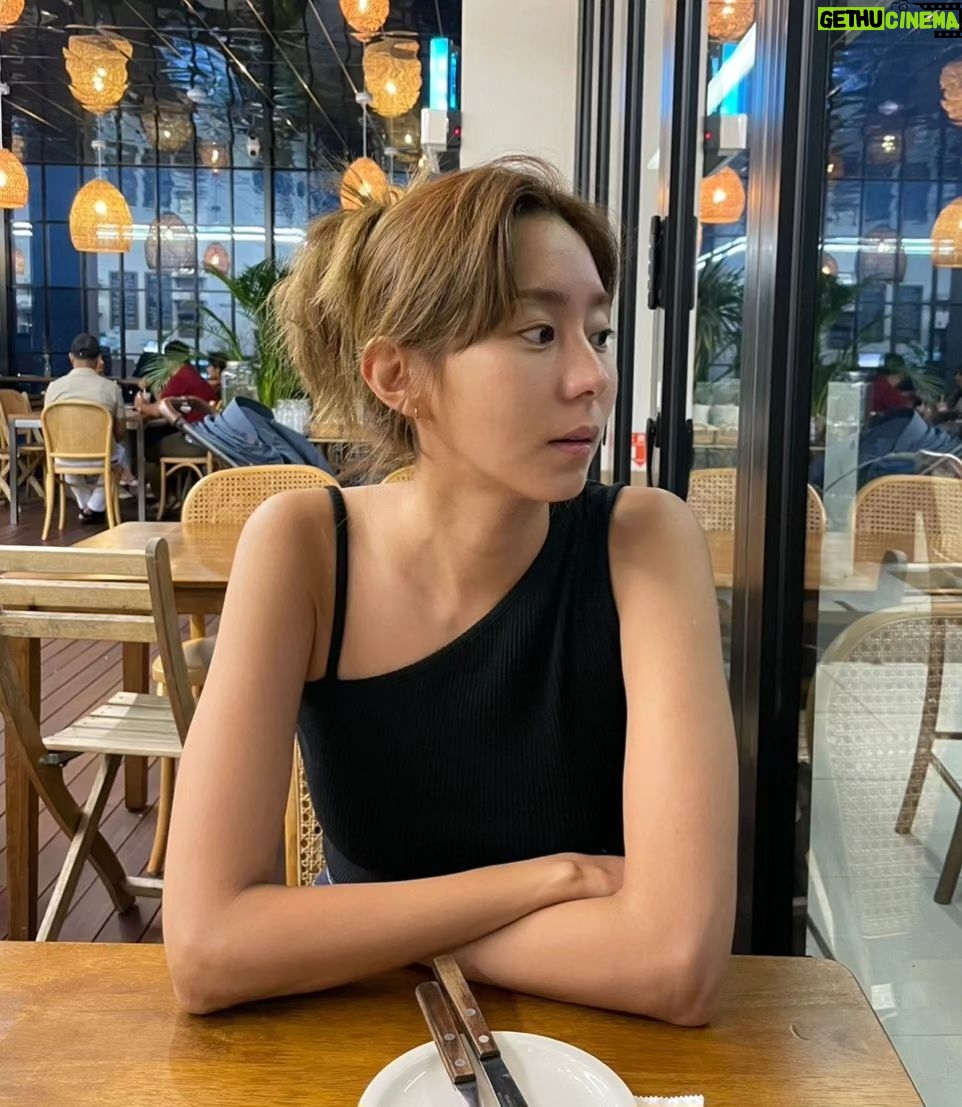 Uie Instagram - . 사진찍을때 어색하면 폰을 보는 나😄 폰안보는 사진 모음❤️