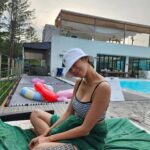 Uie Instagram - . 사진찍을때 어색하면 폰을 보는 나😄 폰안보는 사진 모음❤️