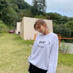 Uie Instagram - . 사진찍을때 어색하면 폰을 보는 나😄 폰안보는 사진 모음❤️