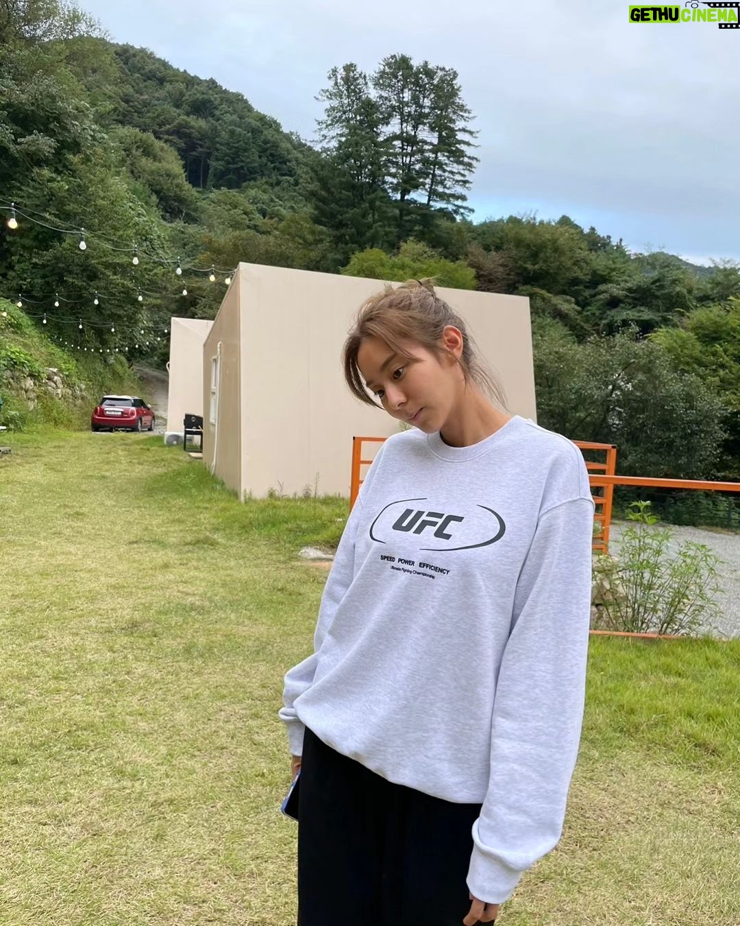 Uie Instagram - . 사진찍을때 어색하면 폰을 보는 나😄 폰안보는 사진 모음❤️