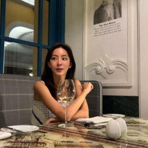 Uie Instagram - .
화이트 와인 한잔🥂
