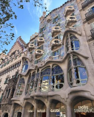 Uliana Donskova Instagram - Barcelona 😍

Этот город покорил моё сердце навсегда 💔 

Постаралась захватить максимум за своё недолгое пребывание. 

Путешествие в одиночку в такой большой и насыщенный город - лучшее решение 👌 

Есть конечно одно НО для того, чтобы путешествовать одной. Я говорю на английском и уже почти говорю на испанском. Если бы я пожила пару месяцев в Испании , то уже свободно бы смогла говорить. Теперь цель заселиться в Испанию на пару месяцев, чтобы раскачать язык до уровня - говорю ✅

Путешествия - это то, что меня наполняет, вдохновляет и заряжает. 

Следующая остановка - новая страна в моём списке! Это будет страна номер 40. 

P.S. подошел ко мне знакомиться англичанин на площади, хотел позвать выпить кофе. я остановилась из вежливости поболтать, всегда так делаю, даже если мне неинтересно и хочу поскорее уйти. и вот он мне говорит, «ну что, здесь лучше чем в России?» я говорю «нет, Россия лучшая страна в мире». он «ну ладно, пока» 😂