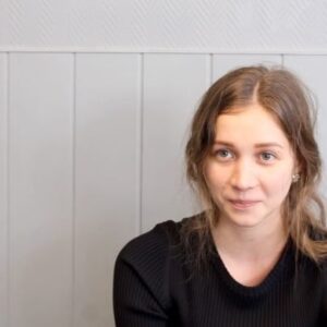 Uliana Donskova Instagram - монолог «я не шлю.. , я просто танцую» 

заливаю по нескольким причинам 

1. были вопросы почему не выставила в основную ленту 

2. люблю наши занятия с @liza_shmakova_casting 

3. я на паузе в сотворении контента для своей ленты. паузу надо занять … 

4. вдруг подниму настроение кому-нибудь 

5. потому что я не шлю 😂

#приятной #пятницы