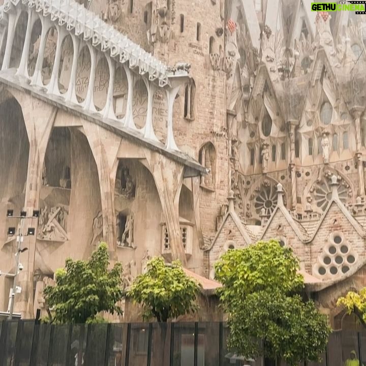 Uliana Donskova - 5.6K Likes - Barcelona 😍
Этот город покорил моё сердце навсегда 💔
Постаралась захватить максимум за своё недолгое пребывание.
Путешествие в одиночку в такой большой и насыщенный город - лучшее решение 👌
Есть конечно одно НО для того, чтобы путешествовать одной. Я говорю на английском и уже почти говорю на испанском. Если бы я пожила пару месяцев в Испании , то уже свободно бы смогла говорить. Теперь цель заселиться в Испанию на пару месяцев, чтобы раскачать язык до уровня - говорю ✅
Путешествия - это то, что меня наполняет, вдохновляет и заряжает.
Следующая остановка - новая страна в моём списке! Это будет страна номер 40.
P.S. подошел ко мне знакомиться англичанин на площади, хотел позвать выпить кофе. я остановилась из вежливости поболтать, всегда так делаю, даже если мне неинтересно и хочу поскорее уйти. и вот он мне говорит, «ну что, здесь лучше чем в России?» я говорю «нет, Россия лучшая страна в мире». он «ну ладно, пока» 😂