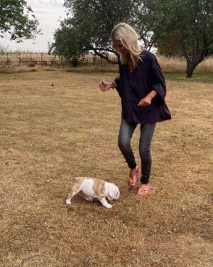 Ulrika Jonsson Instagram - This is Hank Winston Monet.
He arrived a week ago.

Those of you who know me, know I’ve fostered and adopted before. And I will do so again.
I continue to support @theedwardfoundation .

I know getting a puppy isn’t popular with many.
Hank came into my life somewhat unexpectedly and serendipitously.

Adoption will be a part of my life again at some point but this was right for me now.

Welcome Hank.
(Rocanellie Enlightenment)

Leo is being incredibly patient like the king he is.

(Hank has got Winston as his middle name in tribute to our late friend @winstonandbentley ❤️)