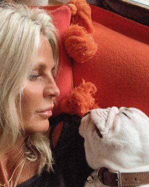 Ulrika Jonsson Instagram - This is Hank Winston Monet.
He arrived a week ago.

Those of you who know me, know I’ve fostered and adopted before. And I will do so again.
I continue to support @theedwardfoundation .

I know getting a puppy isn’t popular with many.
Hank came into my life somewhat unexpectedly and serendipitously.

Adoption will be a part of my life again at some point but this was right for me now.

Welcome Hank.
(Rocanellie Enlightenment)

Leo is being incredibly patient like the king he is.

(Hank has got Winston as his middle name in tribute to our late friend @winstonandbentley ❤️)