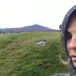 Ulrika Jonsson Instagram - Thought I’d share some BTS pics from the week of bubbling BEFORE we were hooded and taken at the crack of dawn to @sas_whodareswins .

That initial week was one of the best of my life.
Holed up in the charming @tongadale on Isle of Skye where we were brought food 3 times a day by the best staff, ever. And from which we were allowed to escape for 1 1/2hrs a day to exercise. (The extent of which for me was unbelievable dawn hikes alone and sometimes with another recruit).

@oreodubaofficial (my Pudding Pal) and I debated long and hard every day about which pud to have and then photographed them for posterity. 
@kerrykatona7 (#chillyminge pal) and I would put the world to rights and laugh at how out of breath we were.

I devoured @tamsincalidas__kalidasa “I Am An Island” in two short days which was not only an apt, immersive read but stunningly crafted and shockingly raw.

I had a week of no responsibilities - away from family and dogs - and only myself on which to rely. First time in my life I’ve done that and I bloody loved it.

I was catapulted onto the course with a spare bra; spare pair of knickers and a toothbrush. With only my mind and body to count on.
Hadn’t really counted on hypothermia being my downfall. But it was singularly the most profound experience of my life.
I set myself three goals:
- to not be first out✔️
- to do everything they asked of me ✔️
- to not VW. ✔️

Came home to a cute banner by the Ungratefuls and my ex. Legs black and blue and a missing toe nail.

Raasay will forever be in my heart.
Endless gratitude to @antmiddleton @billingham22b @stazthrudark @melvyndownes (and his fucking chickens) and the pussycat that is @jason_carl_fox .
Thanks, too, to all members of the production team who worked relentlessly to make it happen and ensure no one died….

Scotland. Oh, bonnie Scotland. You unfolded to me your breathtaking beauty. Your harshest but also your very best.
The DS took my breath away in an altogether different way - were uncompromising and intense. But it’s what I needed.
Weird to think that when I came home, I felt, for quite  some time, that I didn’t belong.

@channel4 9pm tonight.